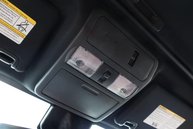 Nissan Frontier Vehicle Full-screen Gallery Image 19