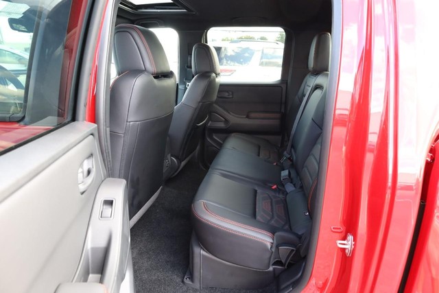 Nissan Frontier Vehicle Full-screen Gallery Image 20