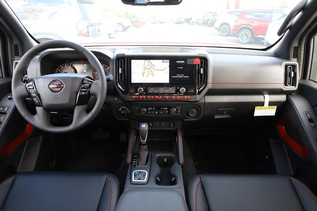Nissan Frontier Vehicle Full-screen Gallery Image 22