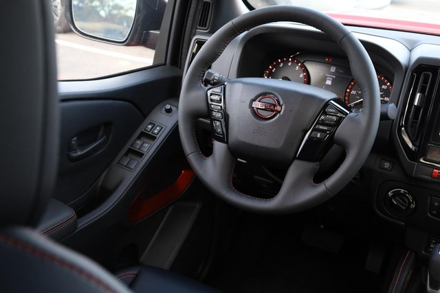 Nissan Frontier Vehicle Full-screen Gallery Image 23