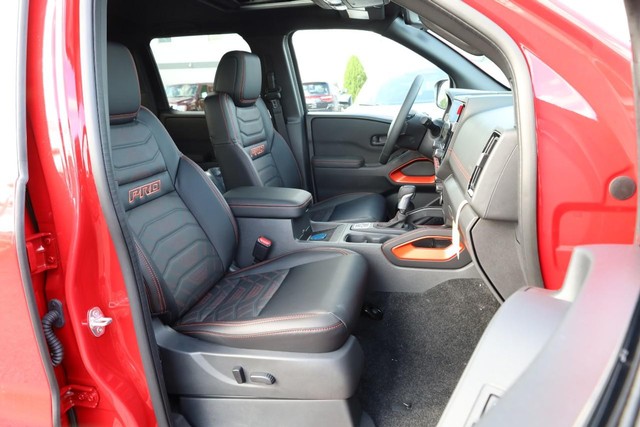Nissan Frontier Vehicle Full-screen Gallery Image 24