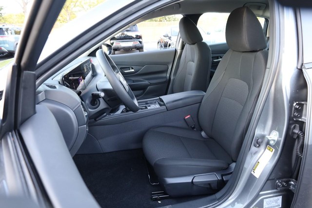 Nissan Sentra Vehicle Image 08
