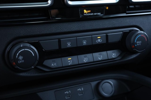 Nissan Sentra Vehicle Image 14