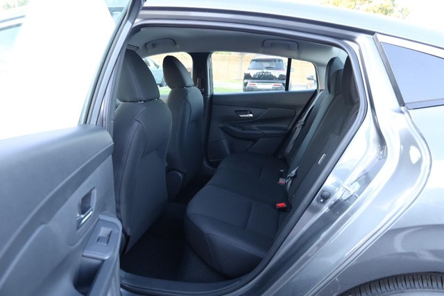 Nissan Sentra Vehicle Image 21
