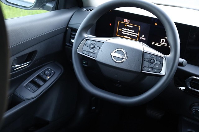 Nissan Sentra Vehicle Image 24