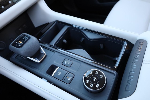 Nissan Pathfinder Vehicle Image 16