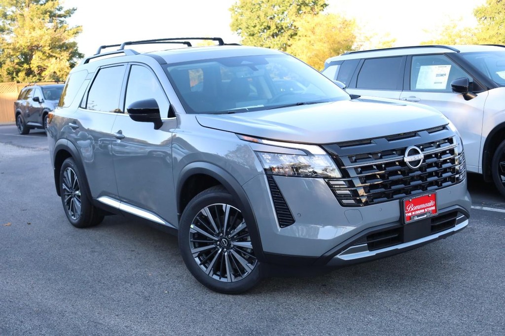 Nissan Pathfinder Vehicle Image 02