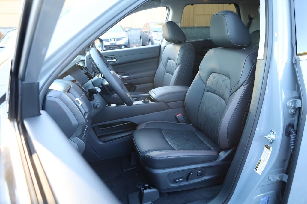 Nissan Pathfinder Vehicle Image 10