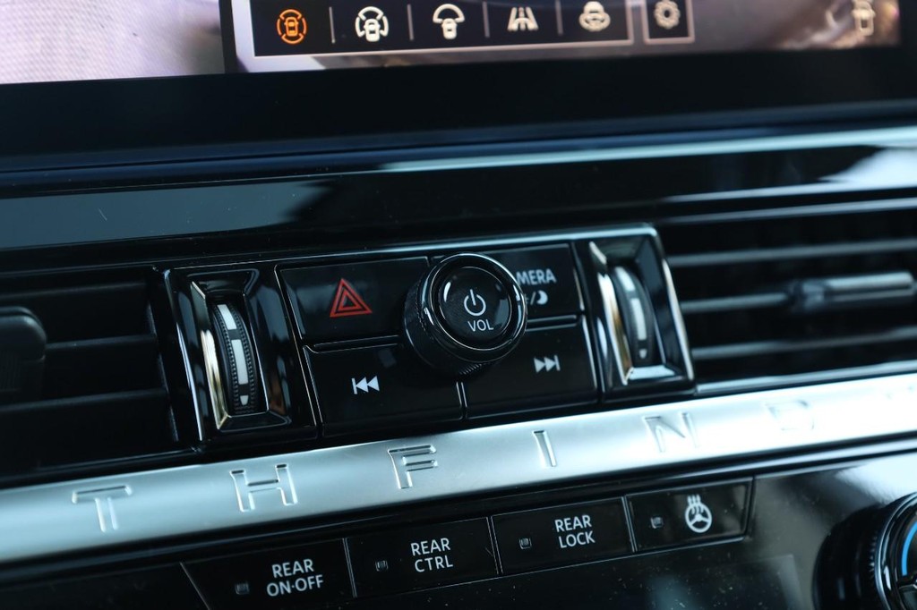 Nissan Pathfinder Vehicle Image 15