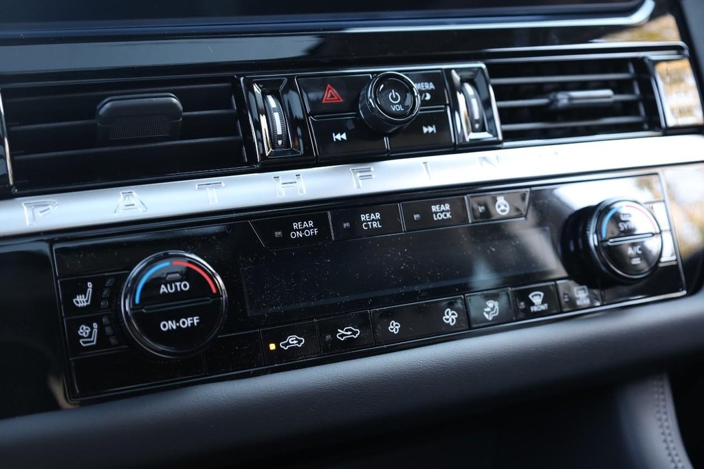 Nissan Pathfinder Vehicle Image 16