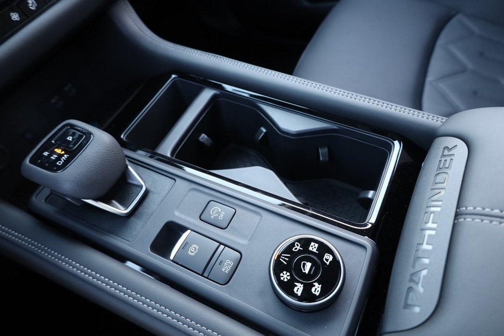 Nissan Pathfinder Vehicle Image 18