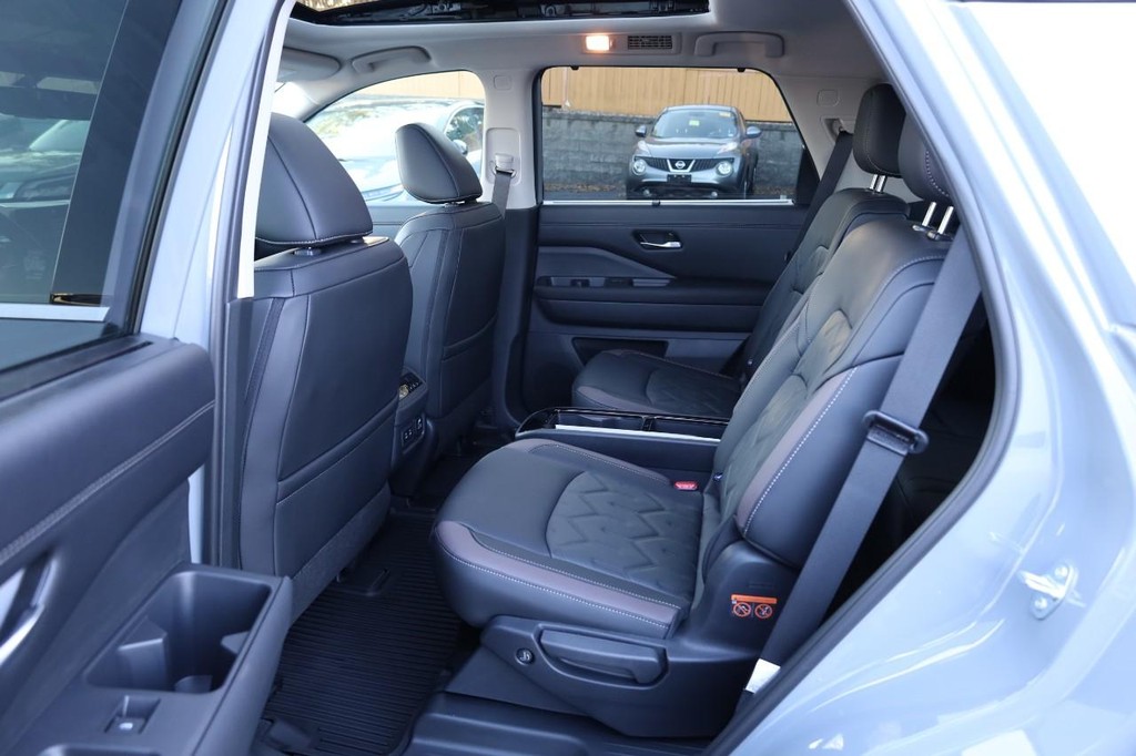 Nissan Pathfinder Vehicle Image 24