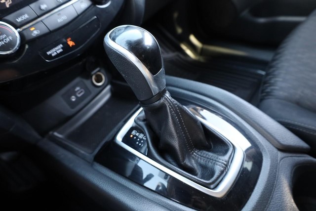 Nissan Rogue Vehicle Image 15