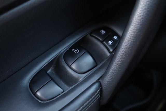 Nissan Rogue Vehicle Image 17
