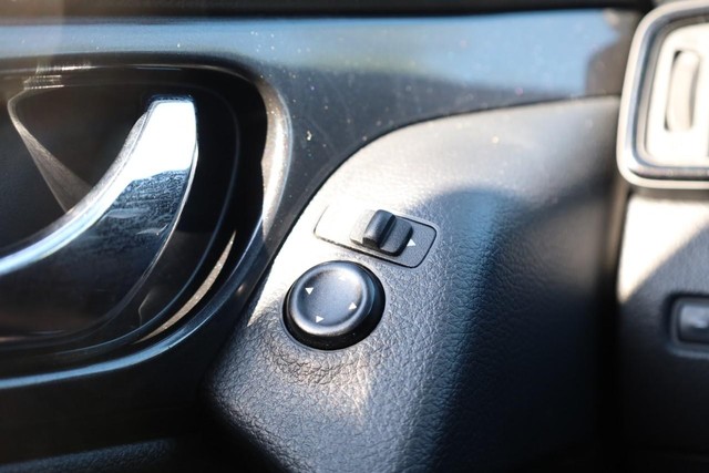 Nissan Rogue Vehicle Image 18