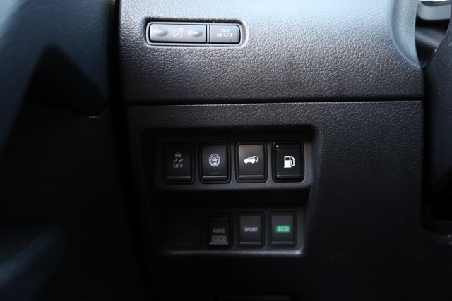 Nissan Rogue Vehicle Image 19