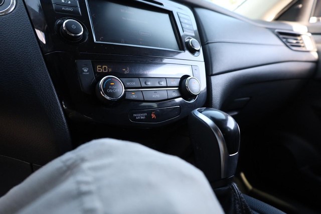 Nissan Rogue Vehicle Image 24