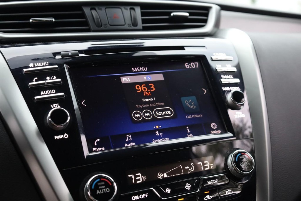 Nissan Murano Vehicle Image 11