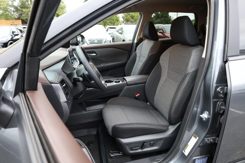 Nissan Rogue Vehicle Image 08