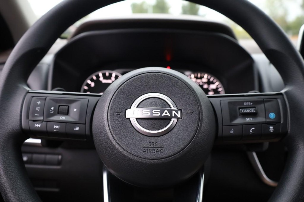 Nissan Rogue Vehicle Image 09
