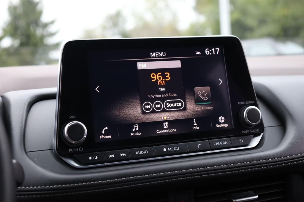 Nissan Rogue Vehicle Image 11