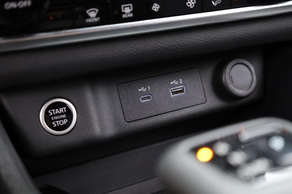 Nissan Rogue Vehicle Image 14