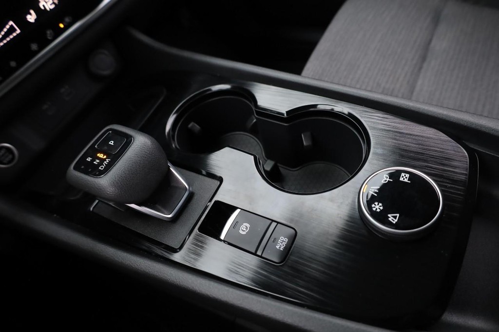 Nissan Rogue Vehicle Image 15