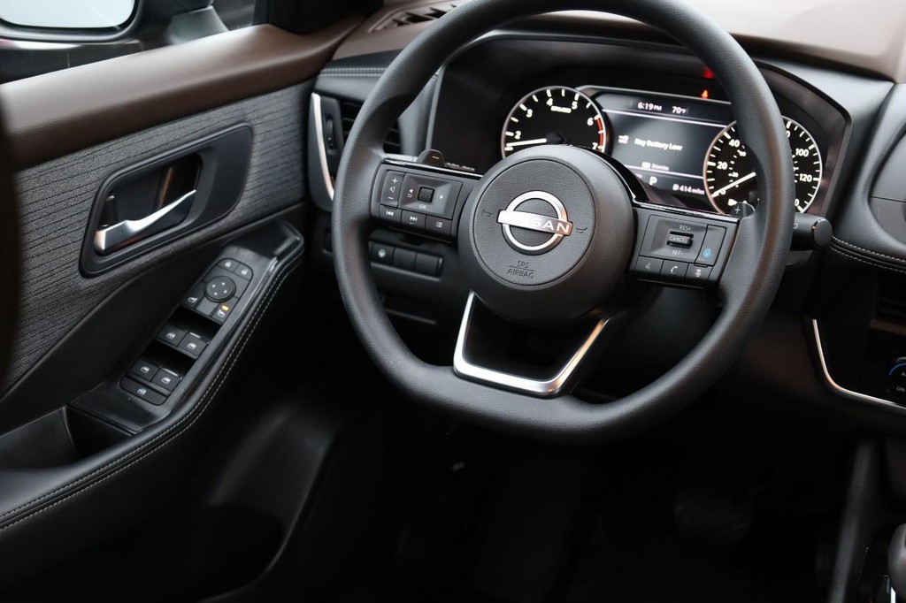Nissan Rogue Vehicle Image 23