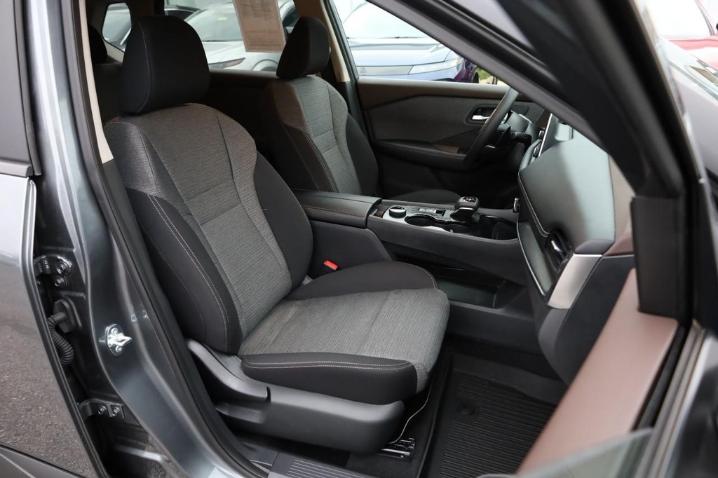 Nissan Rogue Vehicle Image 24