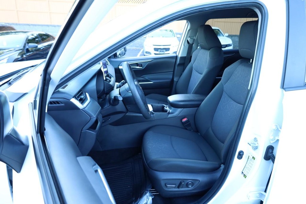 Toyota RAV4 Vehicle Image 09