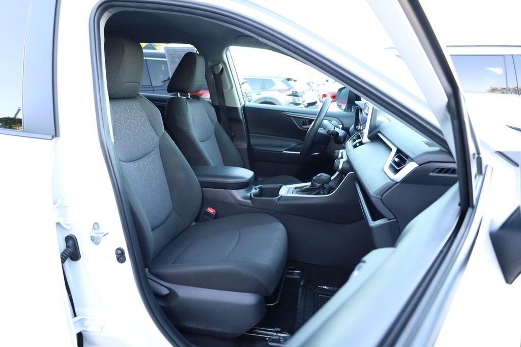 Toyota RAV4 Vehicle Image 24