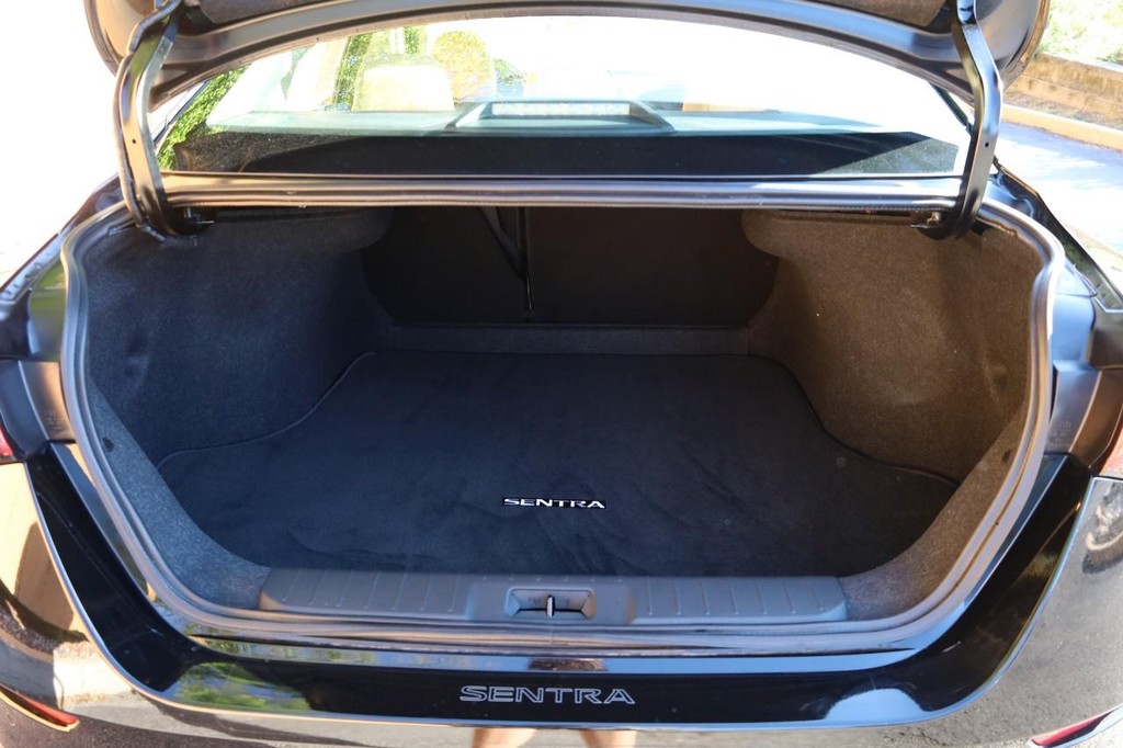 Nissan Sentra Vehicle Image 07