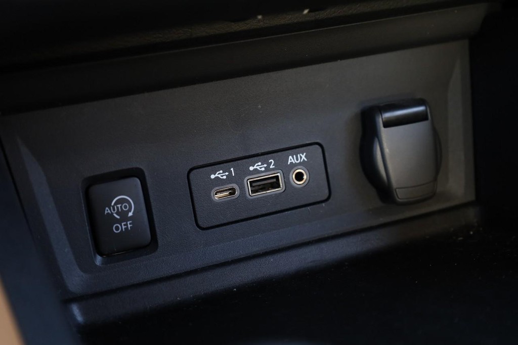 Nissan Sentra Vehicle Image 15