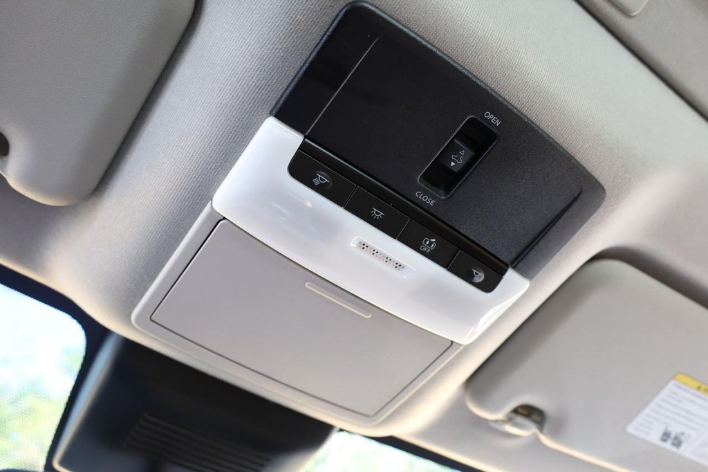 Nissan Sentra Vehicle Image 17