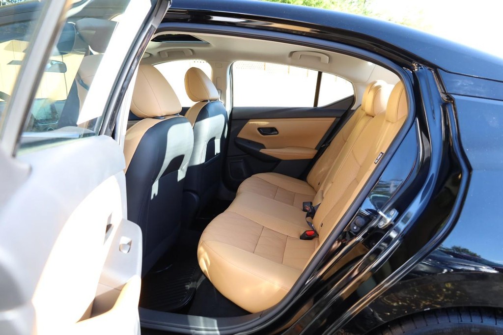 Nissan Sentra Vehicle Image 20