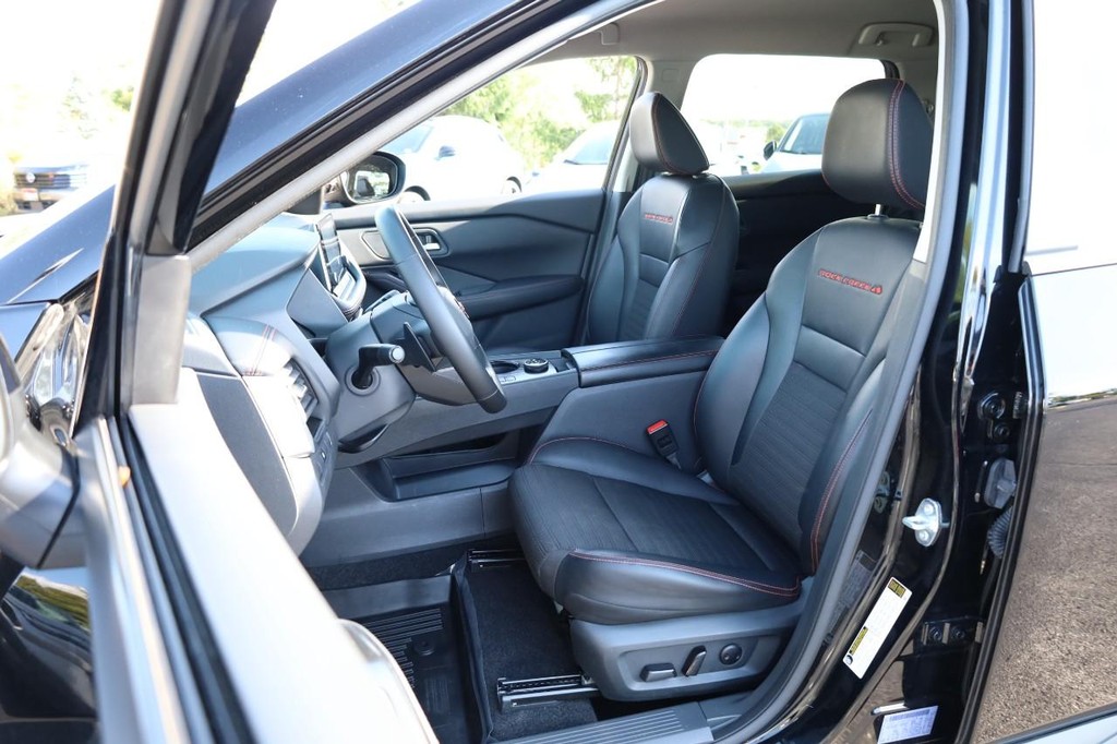 Nissan Rogue Vehicle Image 08
