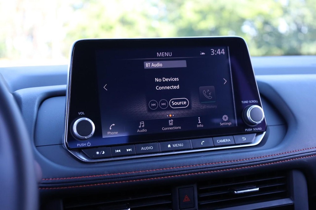 Nissan Rogue Vehicle Image 10