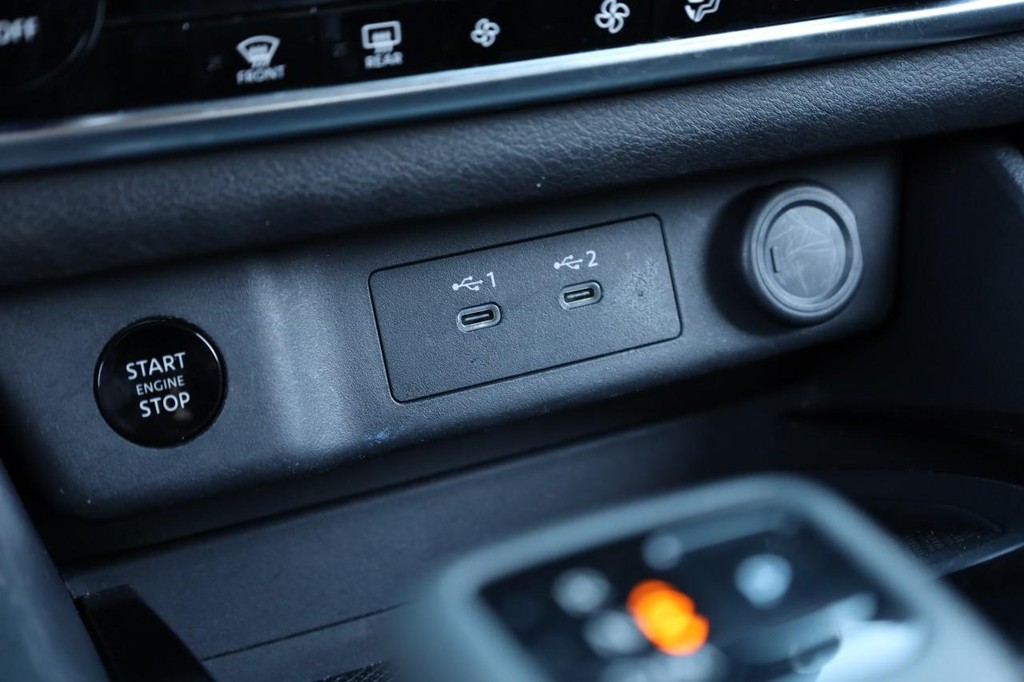 Nissan Rogue Vehicle Image 14
