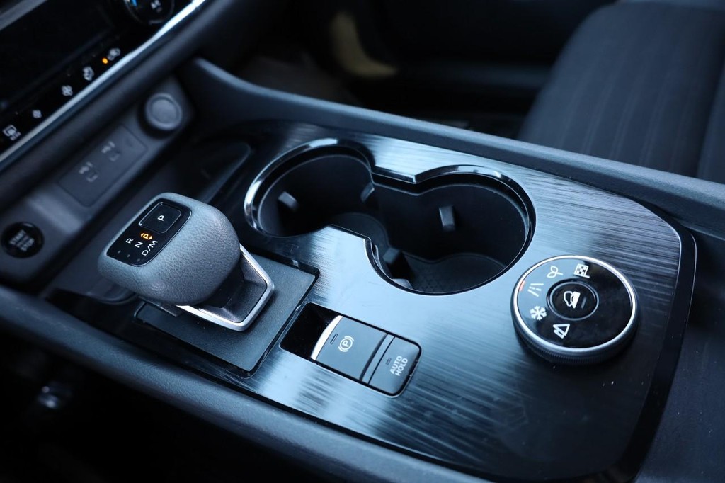 Nissan Rogue Vehicle Image 15