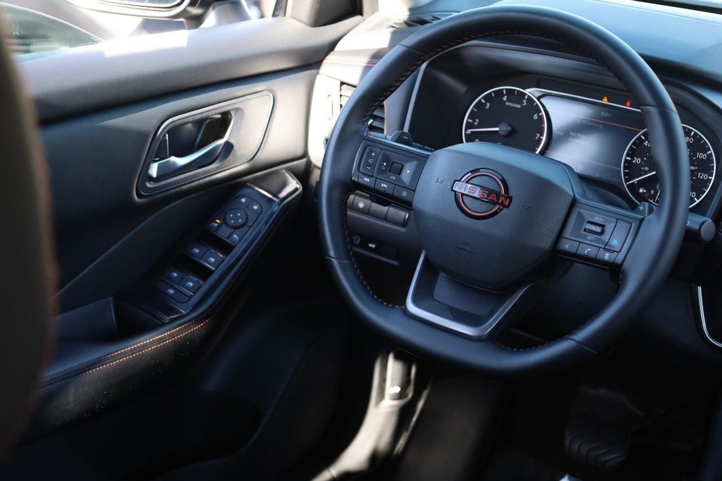 Nissan Rogue Vehicle Image 23
