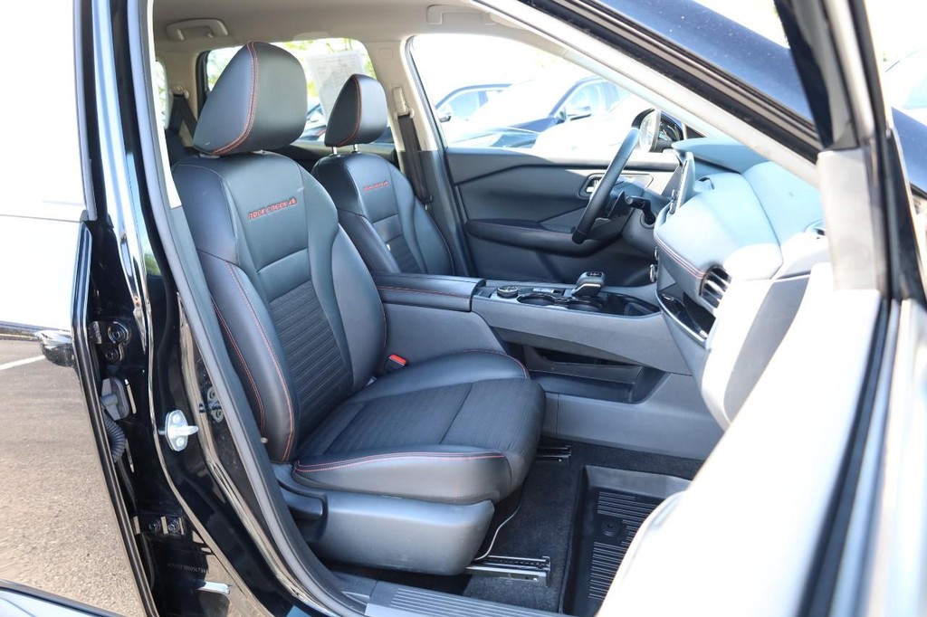Nissan Rogue Vehicle Image 24