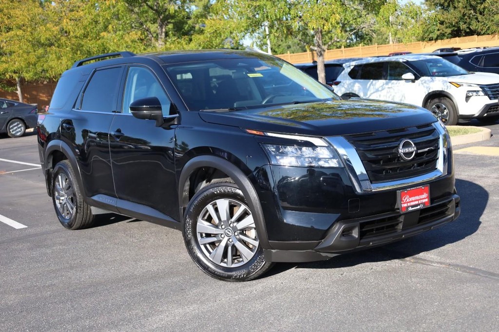 Nissan Pathfinder Vehicle Image 02