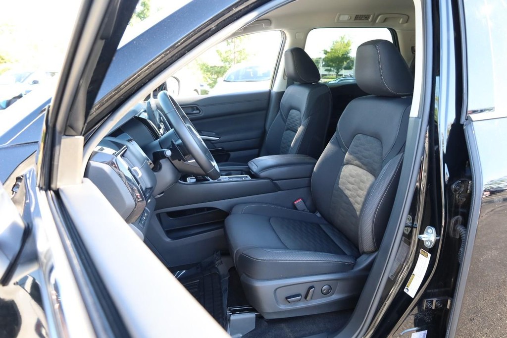 Nissan Pathfinder Vehicle Image 10