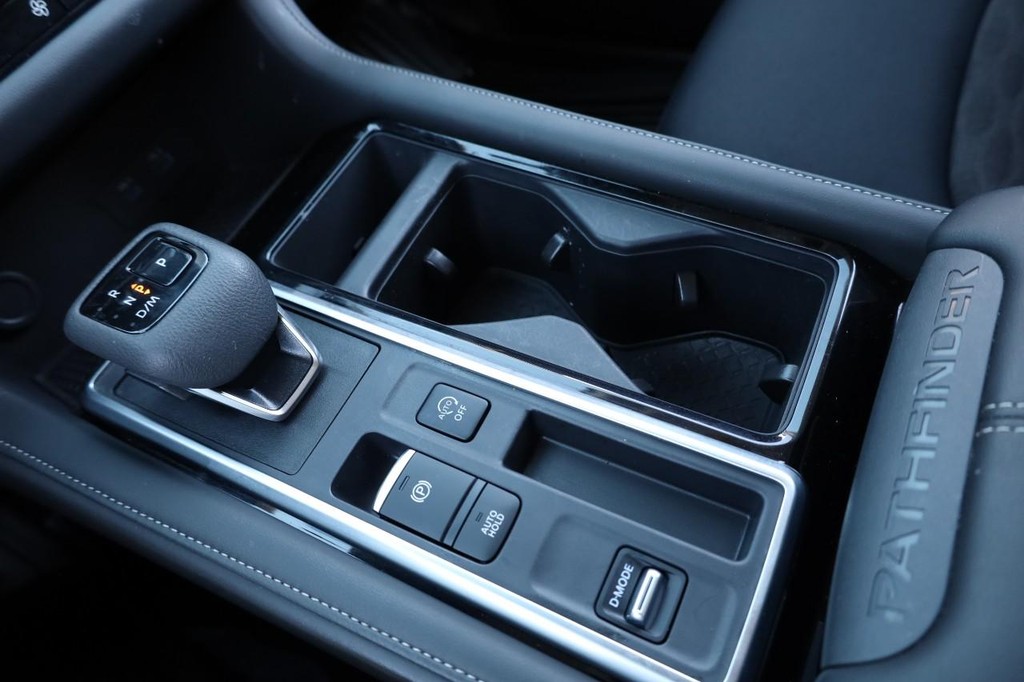 Nissan Pathfinder Vehicle Image 17
