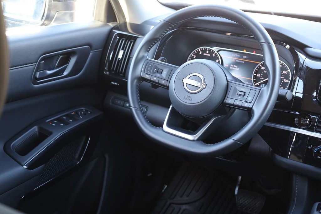 Nissan Pathfinder Vehicle Image 24