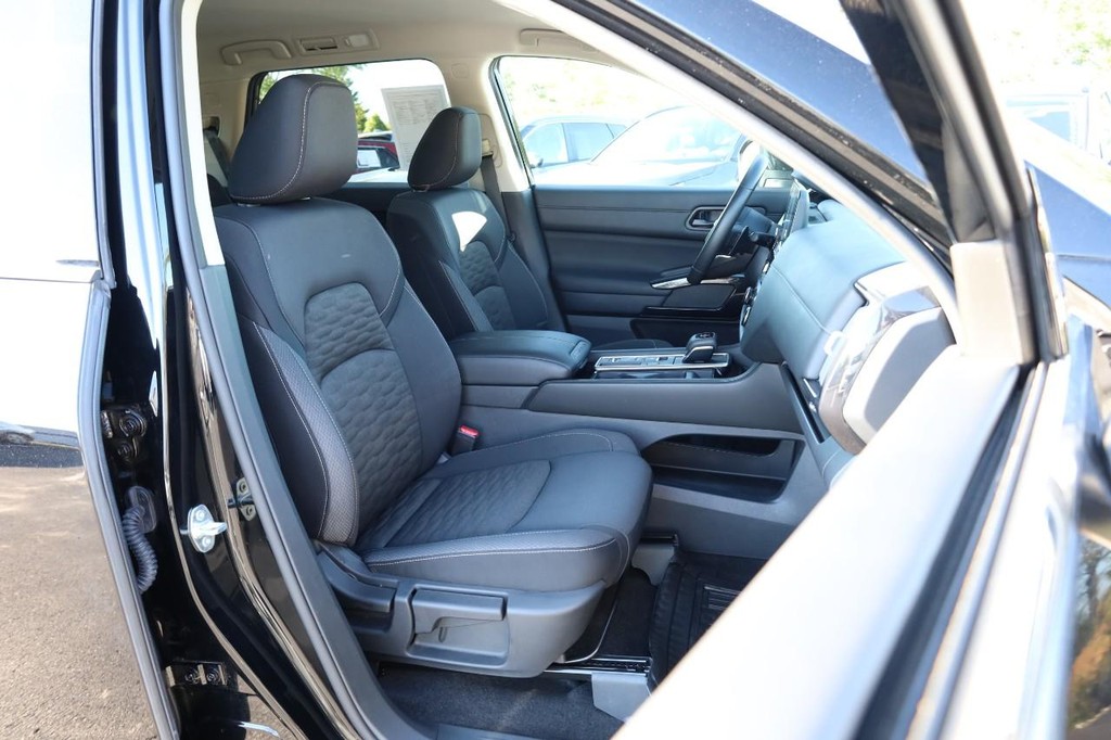 Nissan Pathfinder Vehicle Image 26