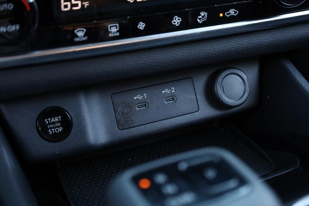 Nissan Rogue Vehicle Image 14