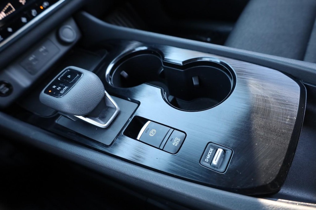 Nissan Rogue Vehicle Image 15