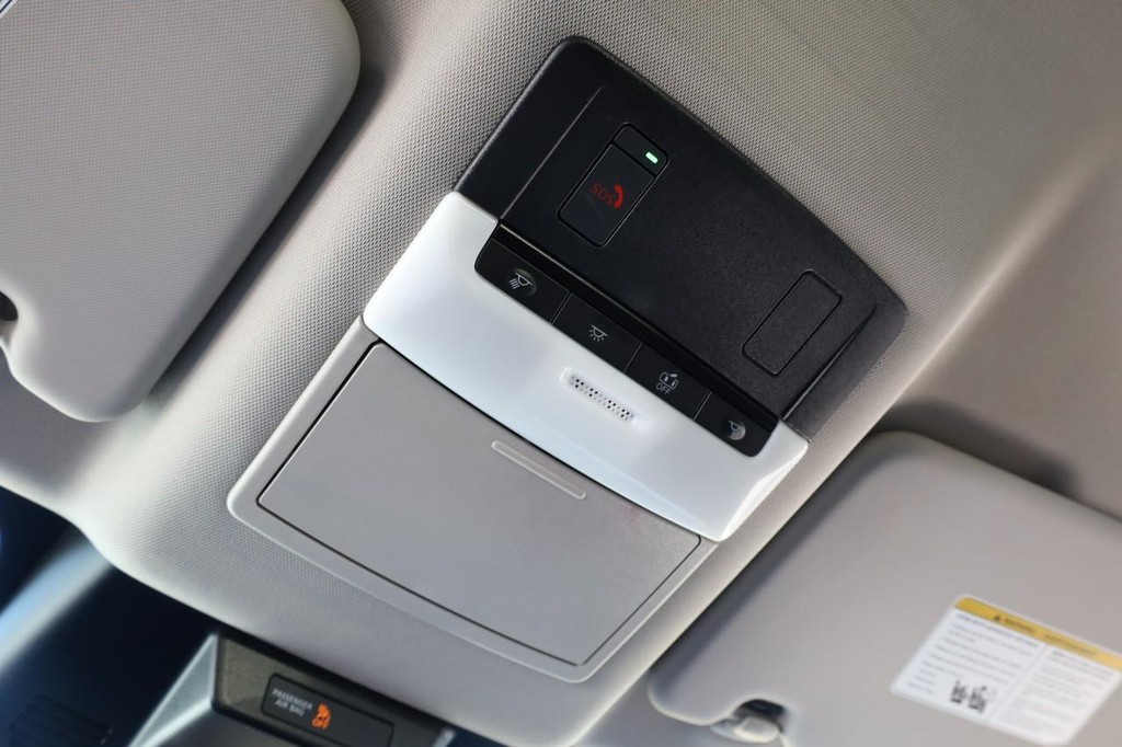 Nissan Rogue Vehicle Image 16