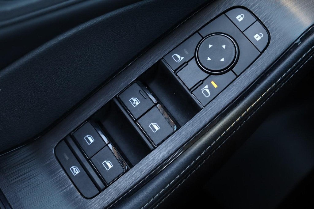 Nissan Rogue Vehicle Image 17